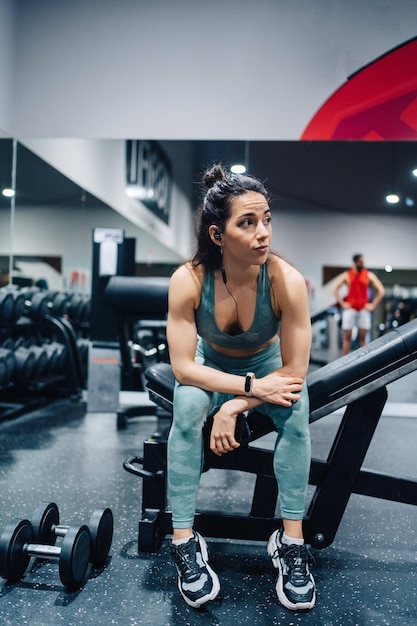 Vista laterale di una donna che si esercita in palestra