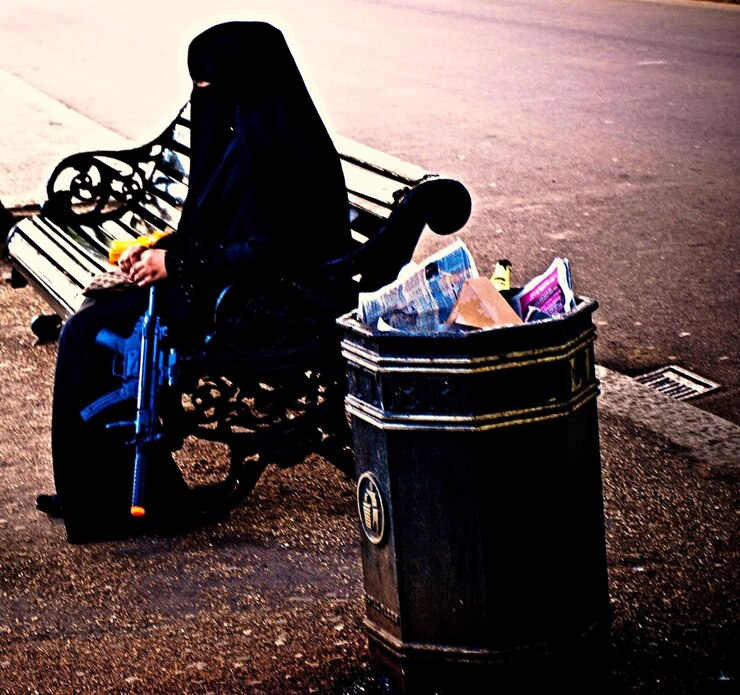 Foto vista laterale di una donna seduta su una panchina