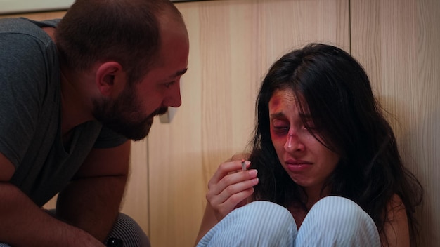 Vista laterale di una giovane donna che guarda a casa