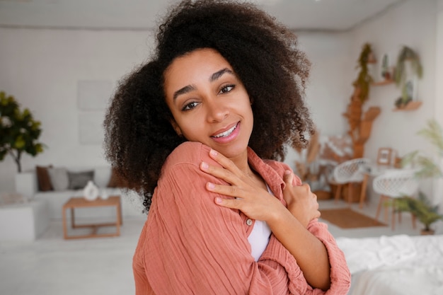 Vista laterale donna che sperimenta la gioia di lasciar andare