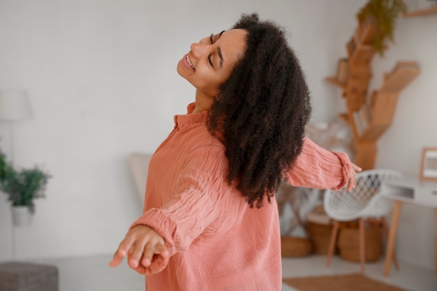 Vista laterale donna che sperimenta la gioia di lasciar andare