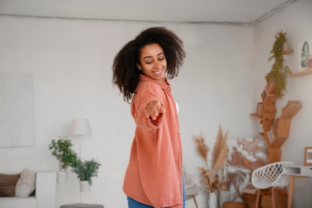 Vista laterale donna che sperimenta la gioia di lasciar andare