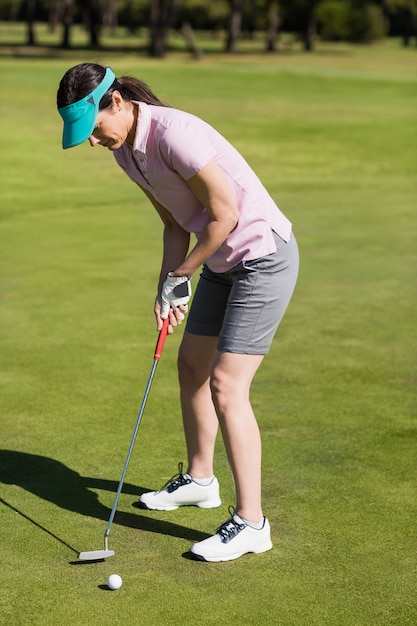 Vista laterale integrale della donna che gioca a golf