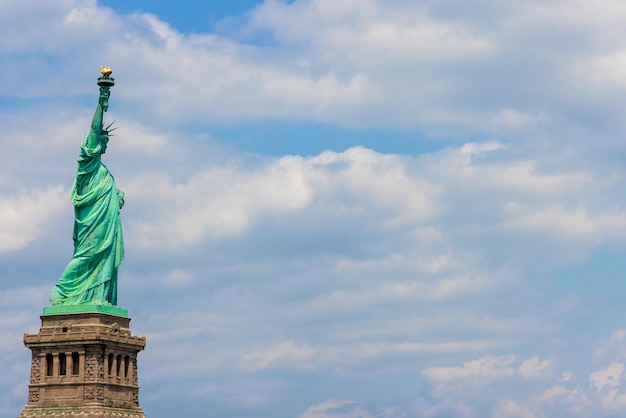 Vista laterale sinistra della Statua della Libertà a New York City Famoso luogo d'America