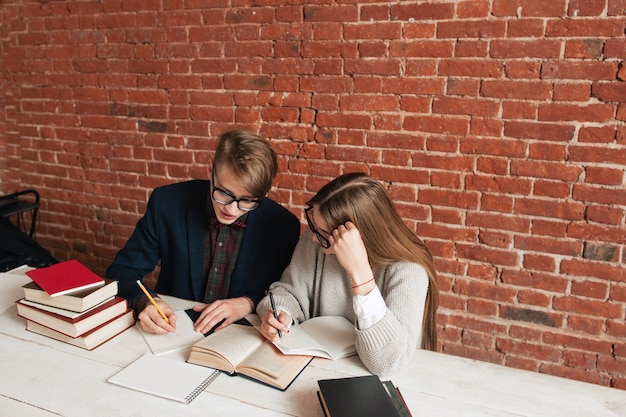 Vista laterale su due studenti di apprendimento