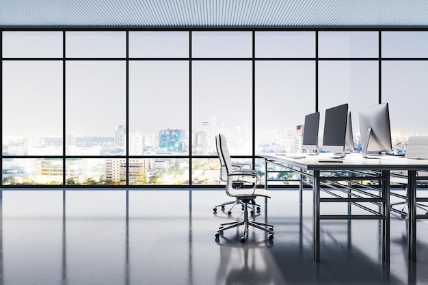 Vista laterale sui luoghi di lavoro dell'ufficio di coworking con computer moderni su tavoli pavimento lucido e vista sulla città di megapolis notturna dalla grande finestra rendering 3D