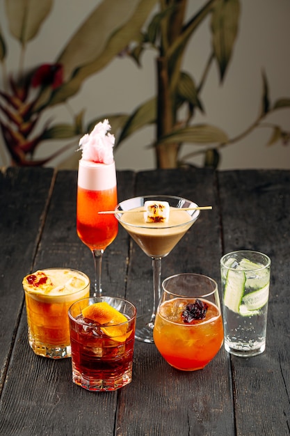Vista laterale sulla varietà di diversi cocktail alcolici misti dolci