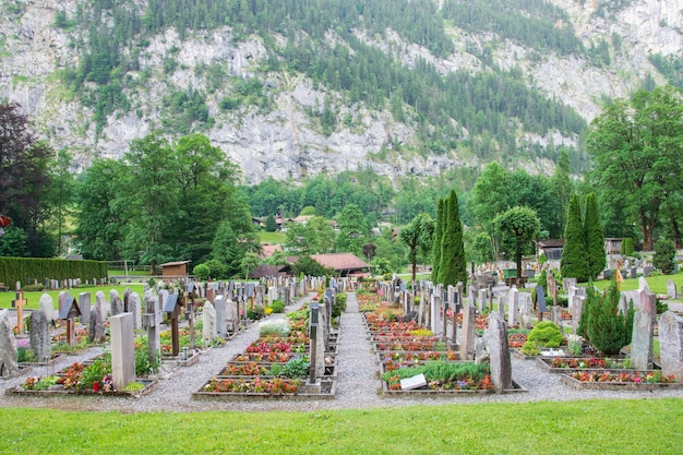 Vista laterale tranquilla del cimitero a Lauterbrunnen