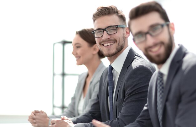 Vista laterale un gruppo di dipendenti seduti alla Deskphoto con spazio per la copia