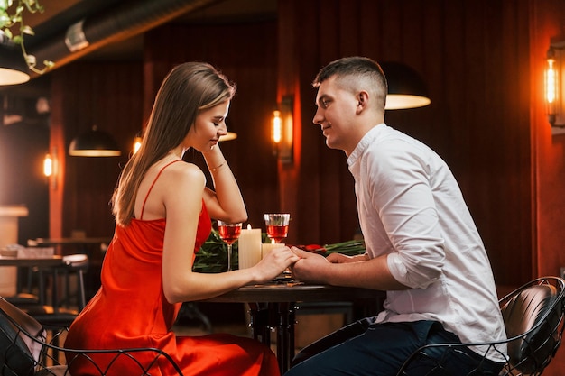 Vista laterale Una coppia romantica cena nel ristorante