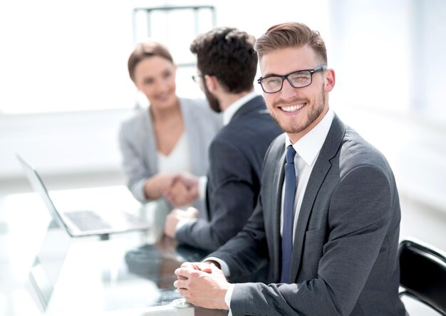 Vista laterale uomo d'affari di successo seduto al suo Deskphoto con spazio per la copia