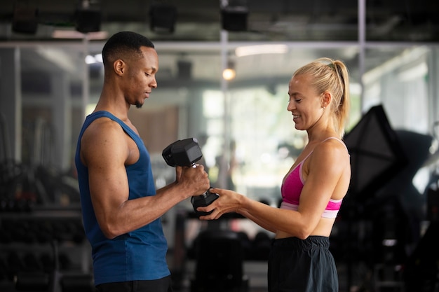 Vista laterale uomo e donna in palestra