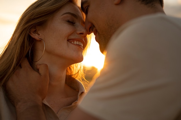 Vista laterale uomo e donna innamorati