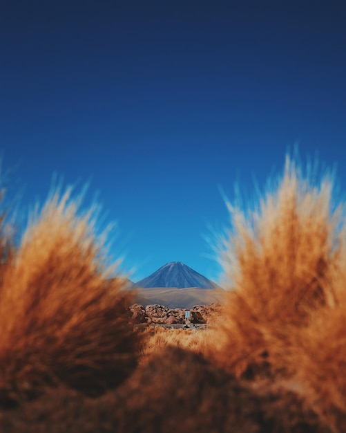 Vista lontana della montagna nel deserto di Atakama contro un cielo blu limpido