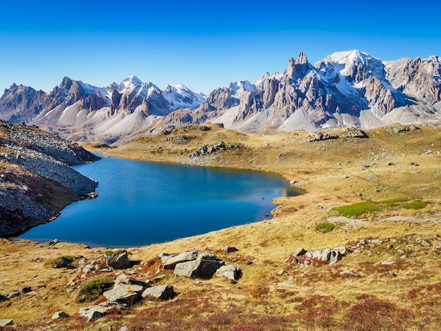 Vista lunga del lago nel parco nazionale degli Ecrins vicino al rifugio Drayeres Francia