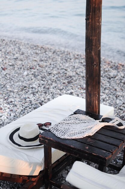 Vista mare con lettini e ombrellone sulla spiaggia di ciottoli Accessori estivi