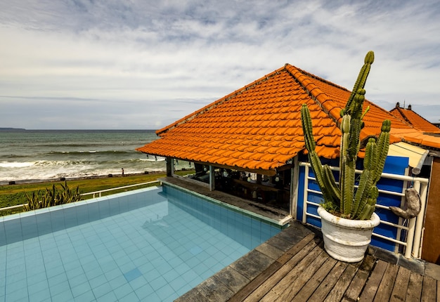 Vista mare dal balcone della lobby dell'hotel con piscina. Bellissimo resort sulla spiaggia di Canggu.