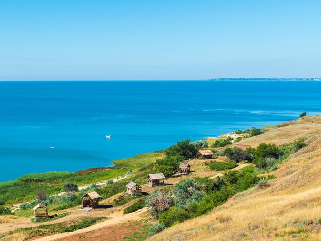 Vista mare dalla collina in una soleggiata giornata estiva un luogo per rilassarsi