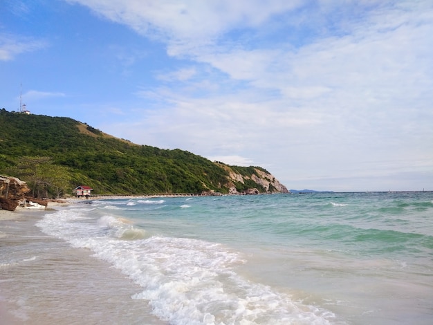 Vista mare dalla spiaggia tropicale con cielo soleggiato