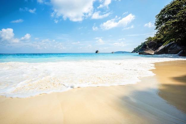 Vista mare dalla spiaggia tropicale con cielo soleggiato