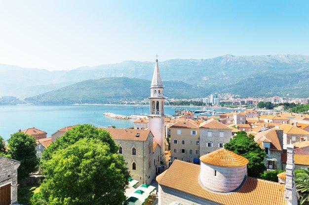 Vista mare di vecchi edifici nella città vecchia di Budva, Montenegro, Europe