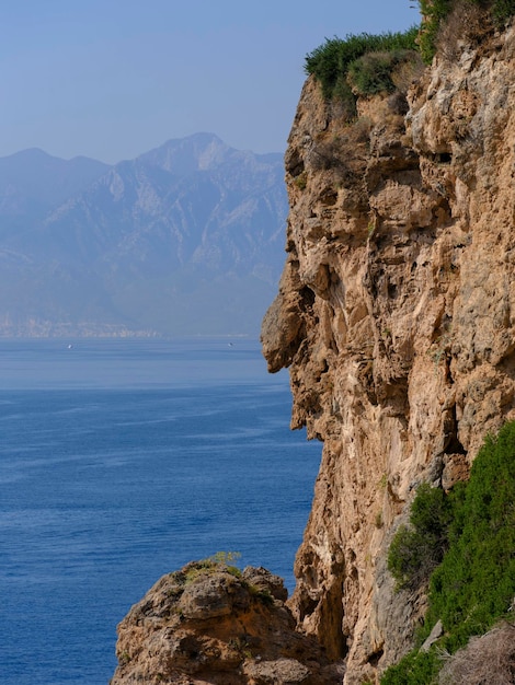 Vista mare e bellissime rocce