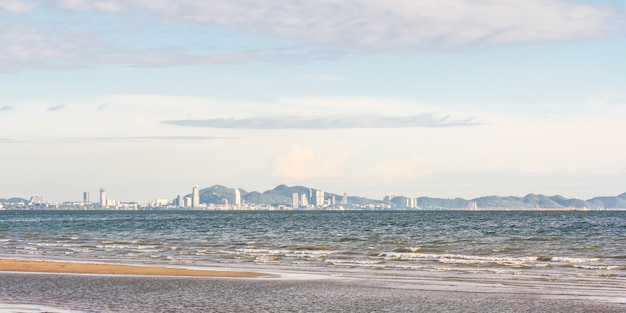 Vista mare nella stagione delle piogge Thailandia