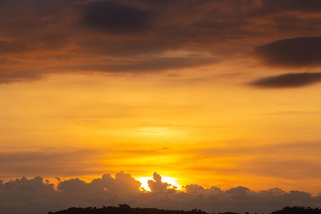 Vista mattutina all'alba mattutina nuvole nei colori cremisi arancioni