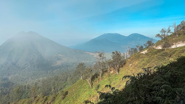 Vista mattutina dalla montagna Ijen Top dopo l'alba Attrazione turistica a Giava orientale Indonesia