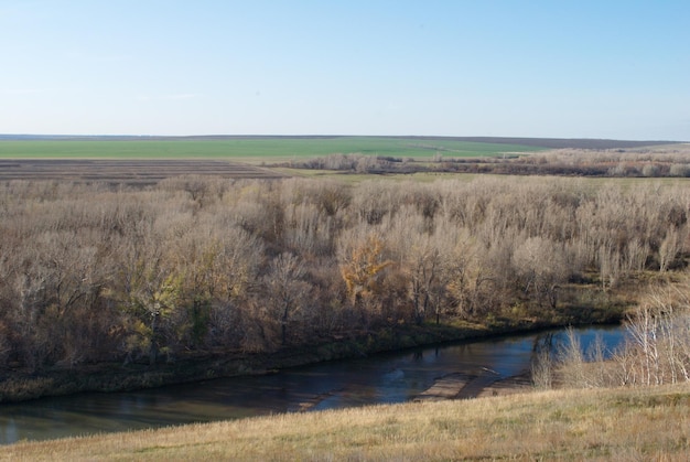 Vista mattutina del fiume Sakmara regione di Orenburg Russia