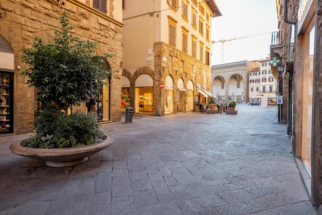 Vista mattutina su strade vuote nel centro storico di Firenze