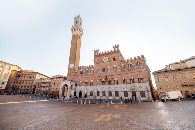 Vista mattutina sulla piazza principale della città di siena in italia