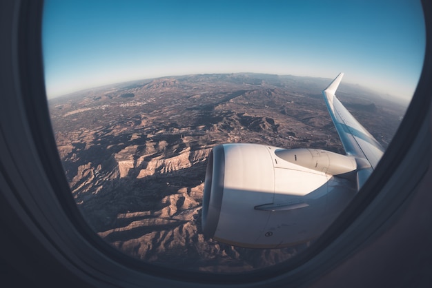 Vista montagnosa del posto vicino al finestrino dall'aereo