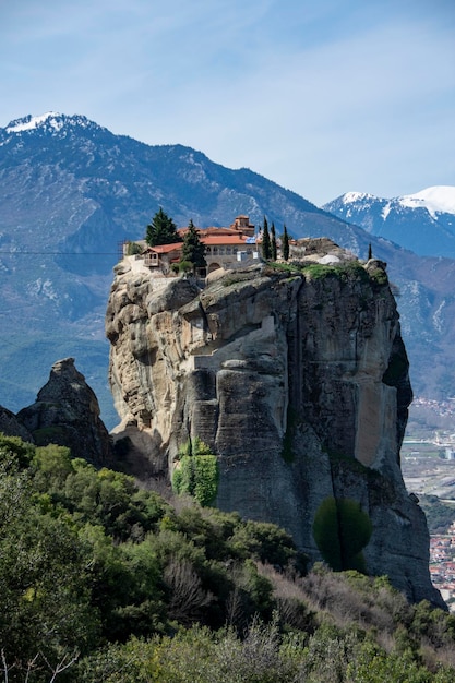 Vista mozzafiato del monastero santo cristiano ortodosso sulle montagne rocciose a Meteora, Grecia