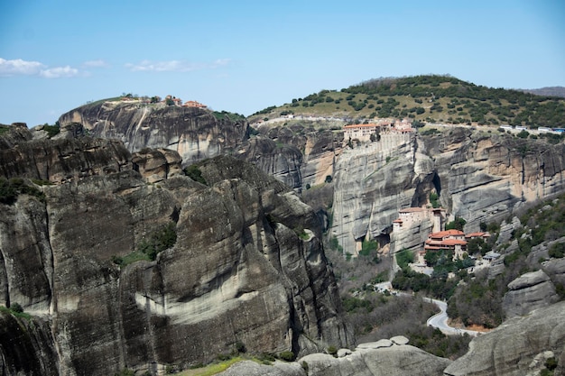 Vista mozzafiato del monastero santo cristiano ortodosso sulle montagne rocciose a Meteora, Grecia