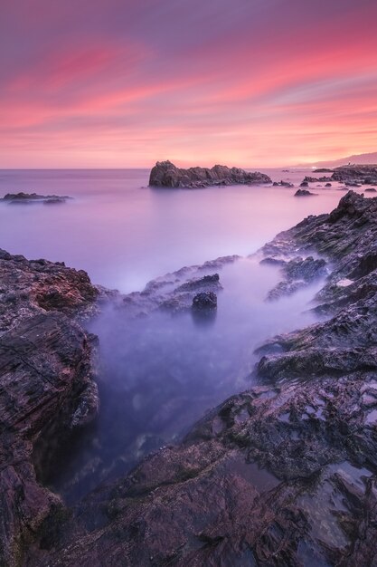 Vista mozzafiato del paesaggio marino e delle rocce al tramonto spettacolare scenico