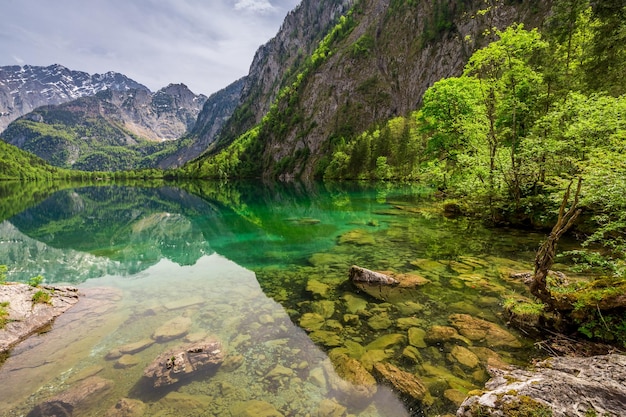 Vista mozzafiato sul lago Obersee nelle Alpi Germania Europa