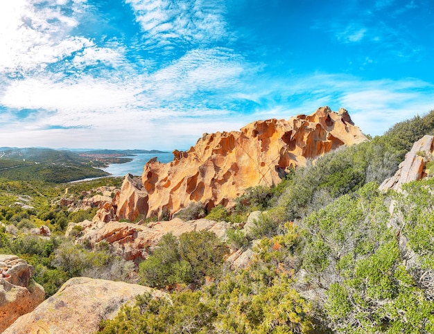 Vista mozzafiato sul porto di Palau dalla popolare destinazione turistica Bear Rock Roccia dell'Orso