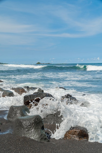 Vista naturale della costa in Indonesia quando il tempo è soleggiato