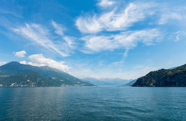 Vista nebbiosa della costa di estate del lago Como (Italia) dal bordo della nave.