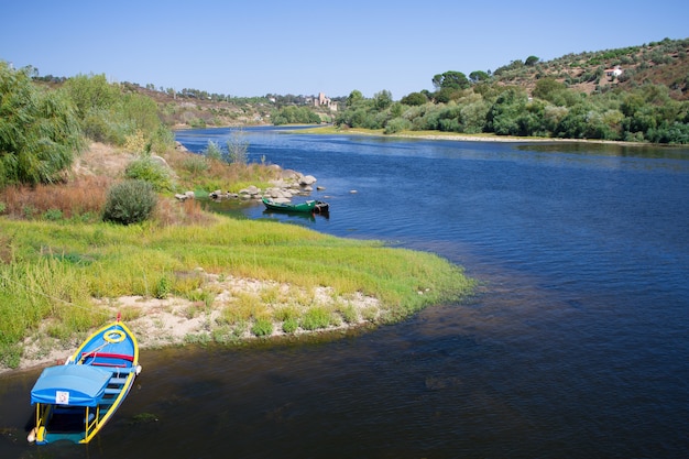 Vista nel fiume a Vila Nova da Barquinha, Portogallo