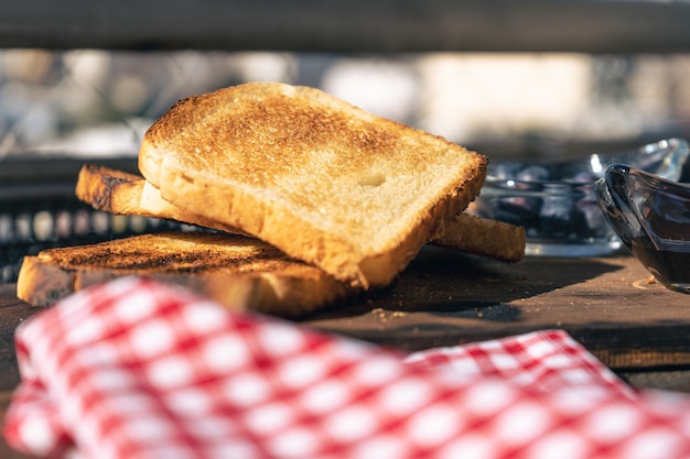 Vista normale di un tavolo con toast, una pentola con aranadani freschi. Concetto di cibo sano e naturale.