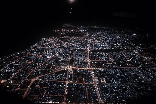 vista notturna dall'aereo, luci notturne in città dall'alto, viaggio in volo