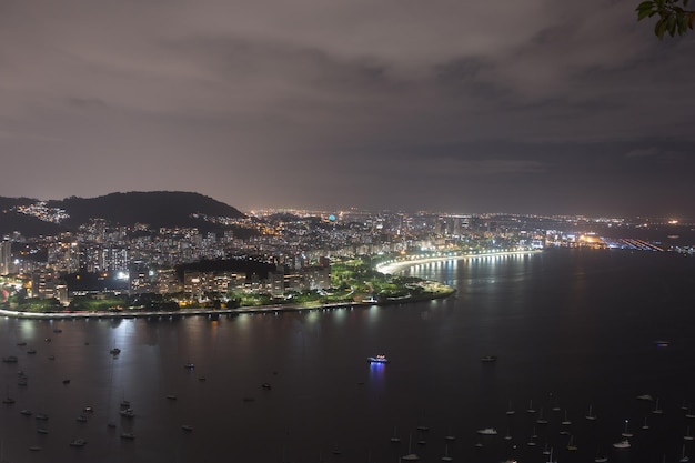 Vista notturna dalla cima della collina di Urca a Rio de Janeiro - Brasile.