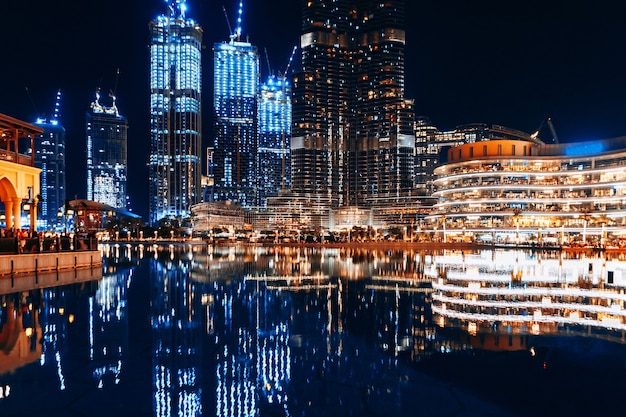 Vista notturna degli edifici del centro vicino al burj khalifa