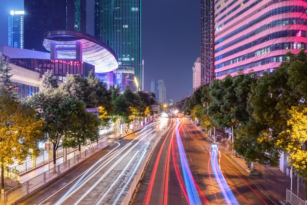 Vista notturna del bellissimo lampione stradale sulla strada della città nella provincia cinese di Changsha Hunan