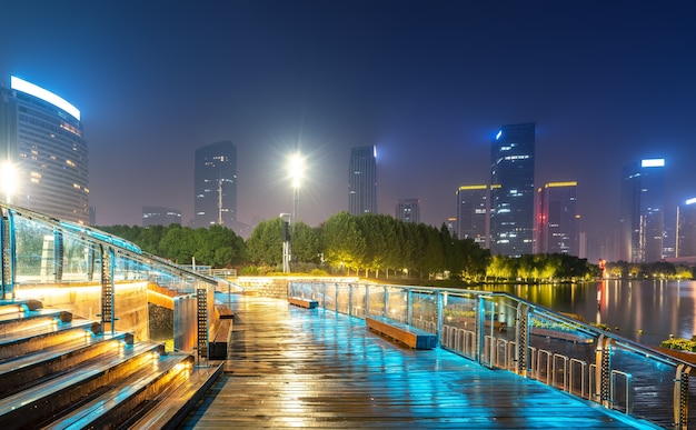 Vista notturna del centro degli affari del governo di Hefei