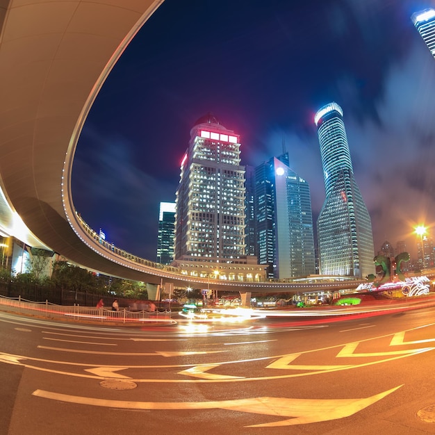 Vista notturna del centro di shanghai sotto il cavalcavia turistico con scie luminose