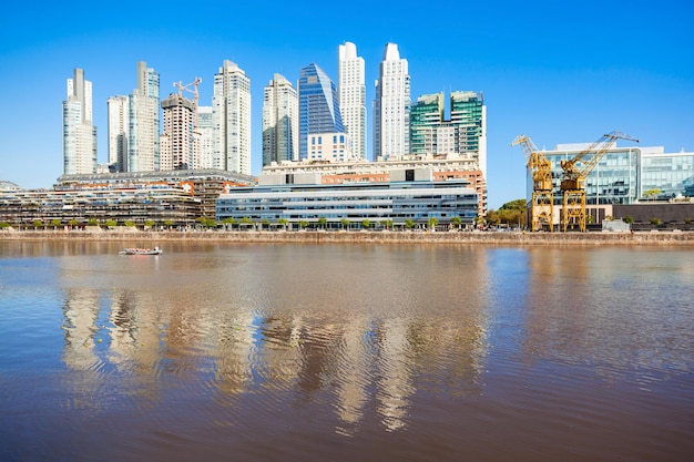 Vista notturna del distretto di Puerto Madero Waterfront a Buenos Aires, Argentina