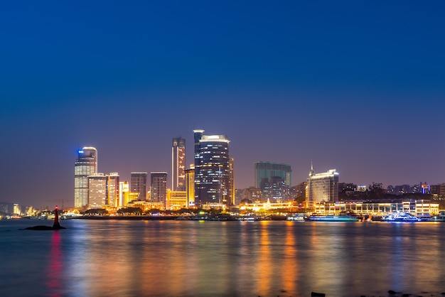 Vista notturna del paesaggio architettonico della città di Xiamen